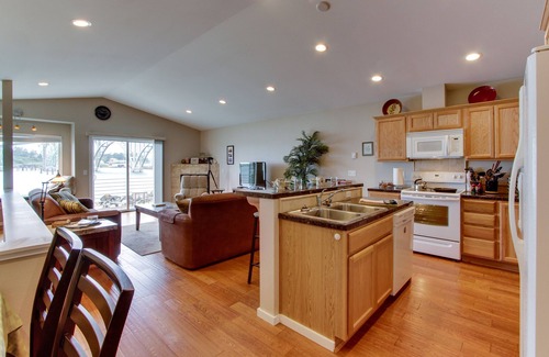 Newport House | Beautiful Bayfront Townhouse with Amazing Bridge Views, Next to the State Park