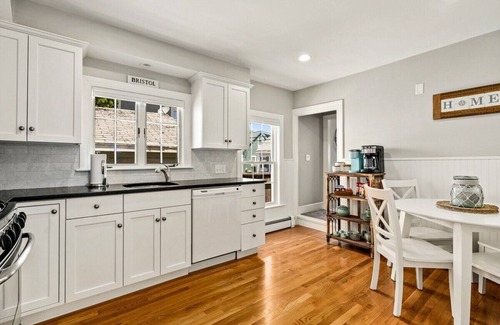 Bristol House | Beautiful Beach Cottage in Downtown Bristol