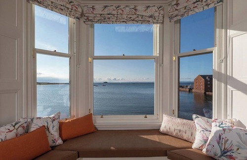 North Berwick Apartment | Beautiful beachside villa, with uninterrupted views across to the Fife coastline. Sleeps 8.