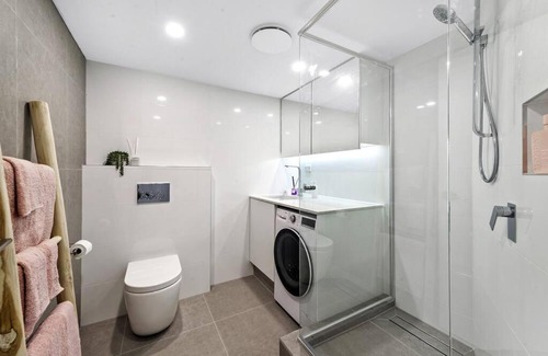 Surfers Paradise Apartment | Beautiful-Bright-Modern 2 Bedroom Unit With Water Views