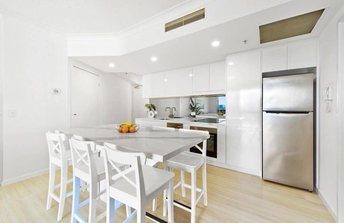 Surfers Paradise Apartment | Beautiful-Bright-Modern 2 Bedroom Unit With Water Views