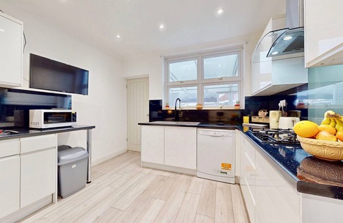 Brampton House | Beautiful Bungalow with Large Driveway and Garden in Bexleyheath