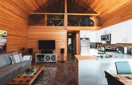 Division No. 3 Cabin | Beautiful Cabin in the Mountains