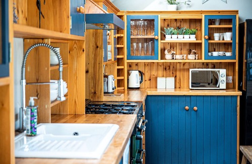 Upton Cheyney House | Beautiful cabin near Bath with heated swimming pool sleeps up to 17 people