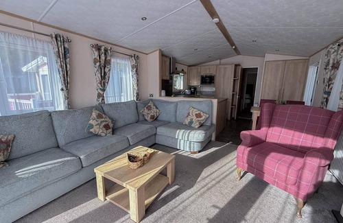Corton House | Beautiful caravan with decking and WiFi at Azure Sea, Suffolk ref 32025AZ