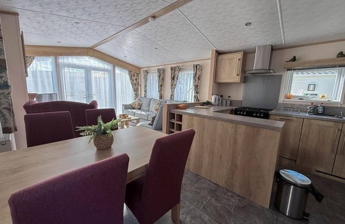 Corton House | Beautiful caravan with decking and WiFi at Azure Sea, Suffolk ref 32025AZ