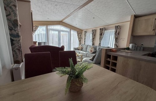 Corton House | Beautiful caravan with decking and WiFi at Azure Sea, Suffolk ref 32025AZ