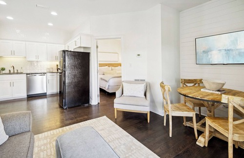 Alys Beach House | BEAUTIFUL Carriage House in Seacrest, Sleeps 4! HUGE POOL & FREE TRAM SERVICE!