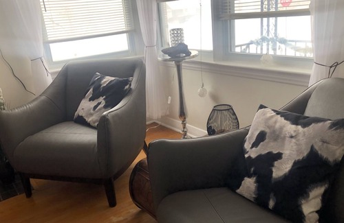 London House | Beautiful, clean, centrally located main floor home