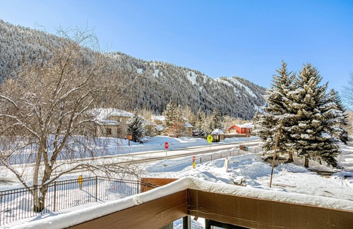 Avon Condo | Beautiful Condo, Pool & Hot Tub, Minutes to Beaver Creek