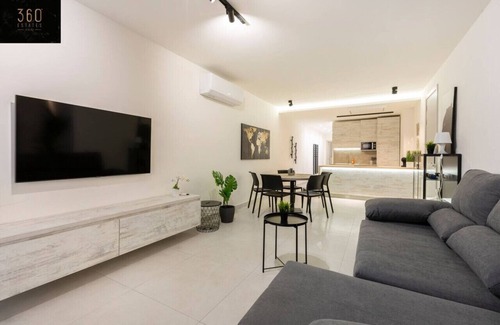 Il-Balluta Apartment | Beautiful & Cosy APT just off the Promenade & WIFI