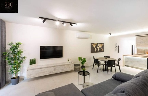 Il-Balluta Apartment | Beautiful & Cosy APT just off the Promenade & WIFI