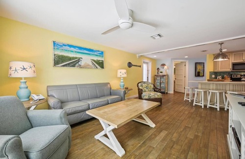 Holmes Beach Cottage | Beautiful cottage just around the corner from the beach with Private Pool!