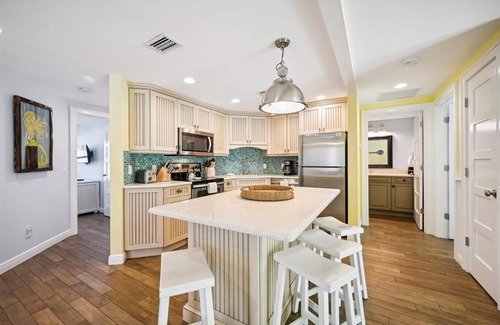 Holmes Beach Cottage | Beautiful cottage just around the corner from the beach with Private Pool!