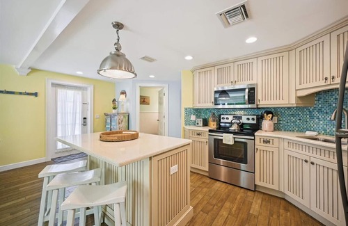 Holmes Beach Cottage | Beautiful cottage just around the corner from the beach with Private Pool!