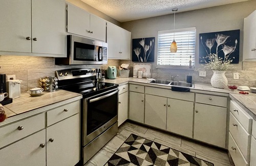 Georgetown Cottage | Beautiful cottage within walking distance to G’town Square and San Gabriel Park!