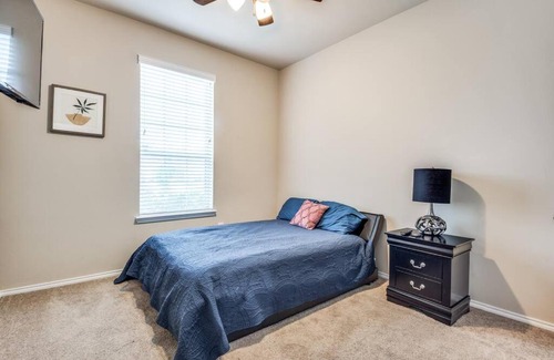 Houston House | Beautiful cozy home in a lovely neighborhood!