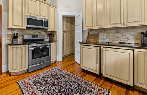 Duckpond Apartment | Beautiful Downtown 2 BR Home w/Yard