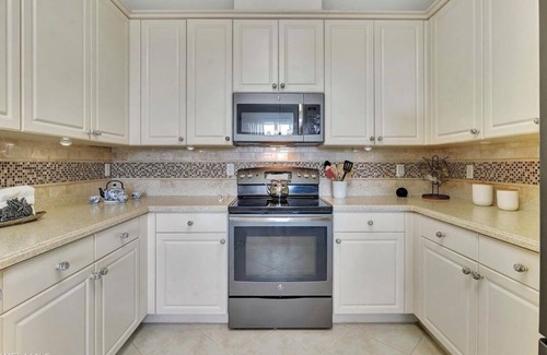 River Hall Condo | Beautiful first floor Condo in gated community on private Davis Love golf course