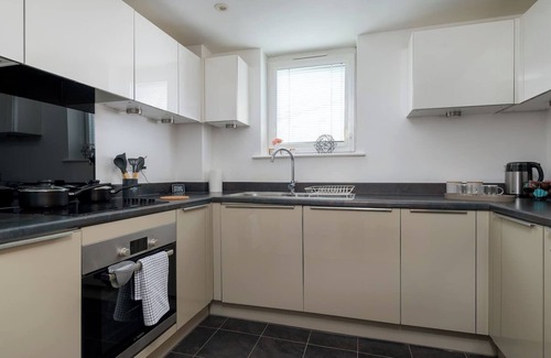 Milton Keynes Apartment | Beautiful Flat Prime Location Balcony Free Parking Self-Check-In