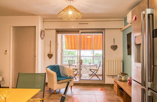 Le Brusc Apartment | Beautiful apartment for 3 people with A/C, TV, terrace and pets allowed