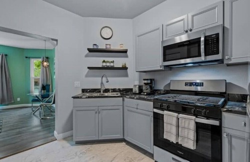 Erie Apartment | Beautiful fully remodeled 1 bd apt w King size bdn