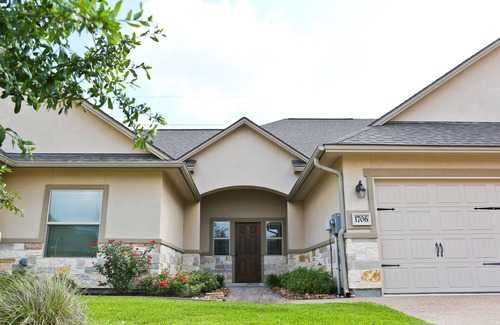 College Station House | Beautiful Furnished 3BDRM/3.5BA Townhouse in the heart of Aggieland!