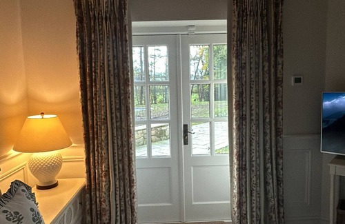 Ballyfoyle Cabin | Beautiful Guest Lodge with WiFi in charming Kilkenny City