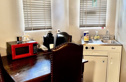 Boerne Cabin | Beautiful Hill Country Cabin with a kitchenette - close to Boerne and Bulverde
