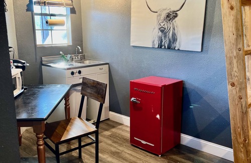 Boerne Cabin | Beautiful Hill Country Cabin with a kitchenette - close to Boerne and Bulverde