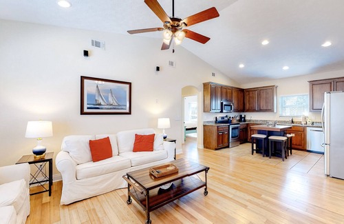Laguna Beach Estates House | Beautiful home with 2 kitchens, private pool, & balcony - snowbird-friendly