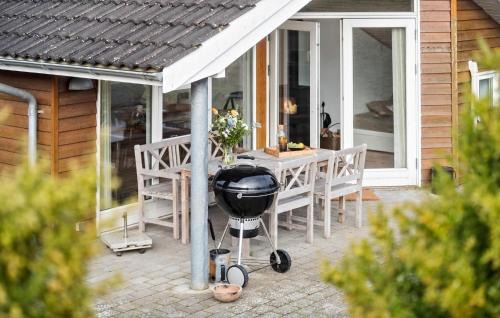 Bisserup House | Beautiful Home In Rude With Kitchen