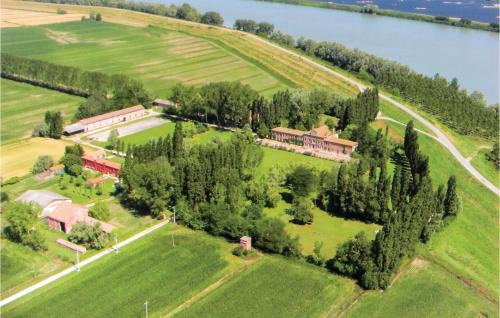 Taglio di Po House | Beautiful Home In Taglio Di Po Ro