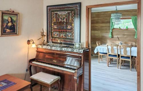 Bomlo House | Beautiful Home In Urangsvåg