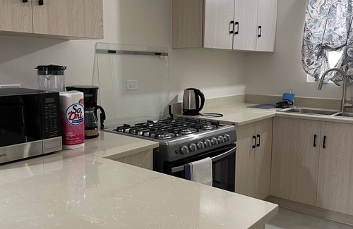 Discovery Bay House | Beautiful House Less Than 5 Mins Away From Beach and Pool