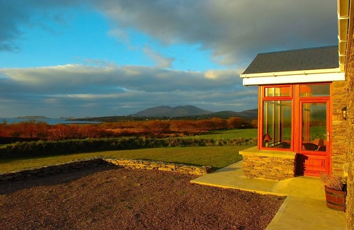 Emlaghmore Cottage | Beautiful house Short Walk from Reenroe Beach Ballinskelligs free WiFi