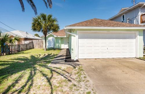 Holiday Beach House | Beautiful House Sleeps 12 - Hot Tub - Breakfast - Walk to Beach
