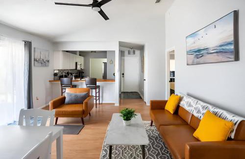 Holiday Beach House | Beautiful House Sleeps 12 - Hot Tub - Breakfast - Walk to Beach