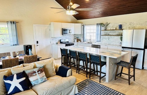 Jimmy Hill House | Beautiful Island Villa - Beach Access on Private 2 Acres