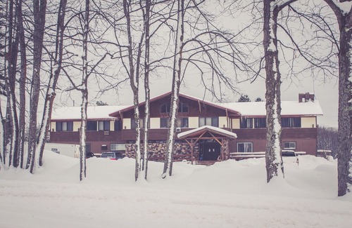 Ironwood Apartment | Beautiful Lake Superior is just down the road and what better then a private guestroom themed after it?