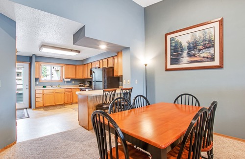 Lake Delton Condo | Beautiful lakefront home w/free WiFi, full kitchen, shared pool & hot tub