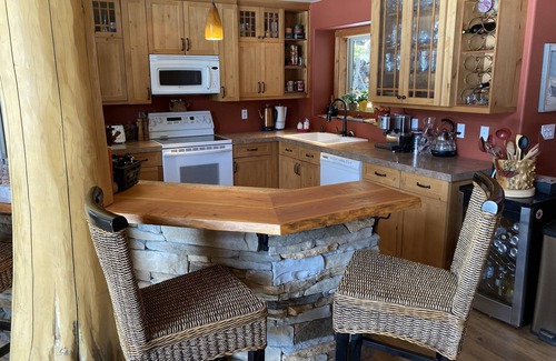 Kamloops Cottage | Beautiful lakefront family home, only 15 minutes to Sun Peaks
