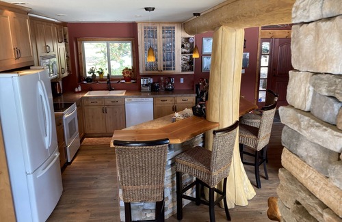Kamloops Cottage | Beautiful lakefront family home, only 15 minutes to Sun Peaks
