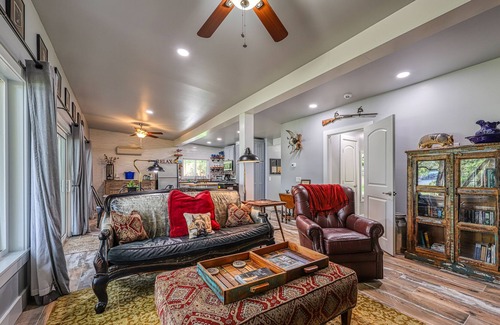 Eagle Ridge Cabin | Beautiful lakefront home with outdoor firepit, patio & netflix streaming