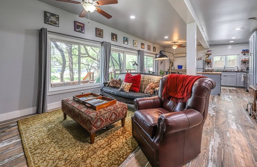 Eagle Ridge Cabin | Beautiful lakefront home with outdoor firepit, patio & netflix streaming