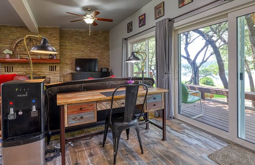 Eagle Ridge Cabin | Beautiful lakefront home with outdoor firepit, patio & netflix streaming