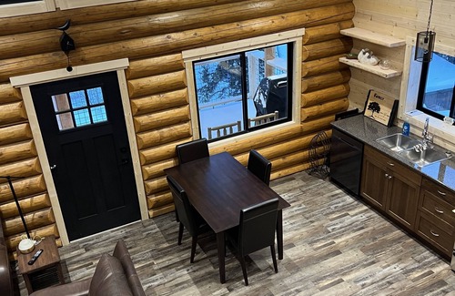 Okanagan-Similkameen Cabin | Beautiful log cabin located 2 minutes from Osprey Lake