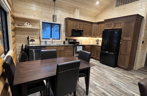 Okanagan-Similkameen Cabin | Beautiful log cabin located 2 minutes from Osprey Lake
