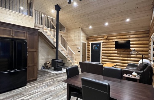 Okanagan-Similkameen Cabin | Beautiful log cabin located 2 minutes from Osprey Lake
