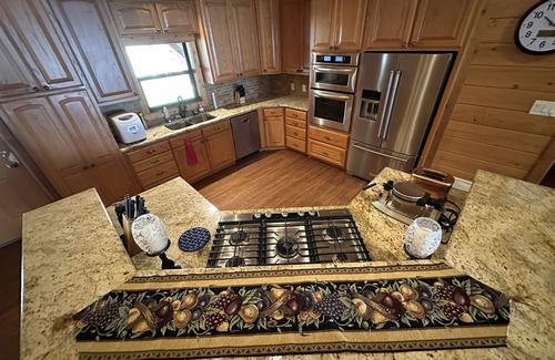 Cotton Gin Cabin | Beautiful Log Home on Lake Limestone. With a full house Back-up Generator.